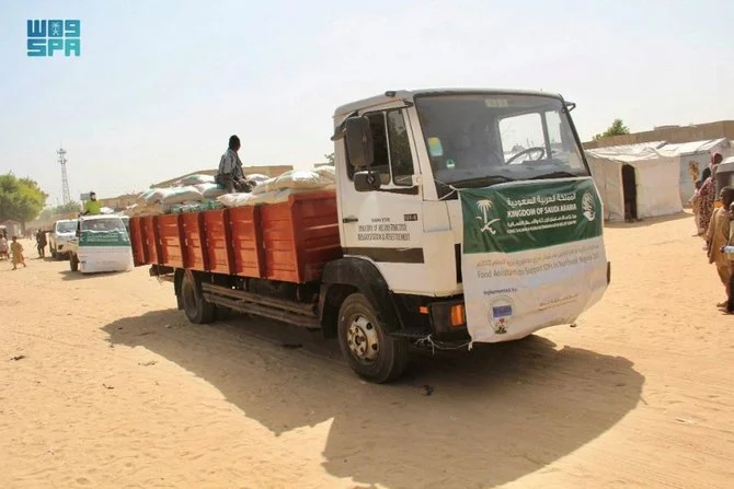 KSRelief delivered 1,432 food baskets to displaced people in the Asheri camp in Nigeria’s Maiduguri. (SPA)