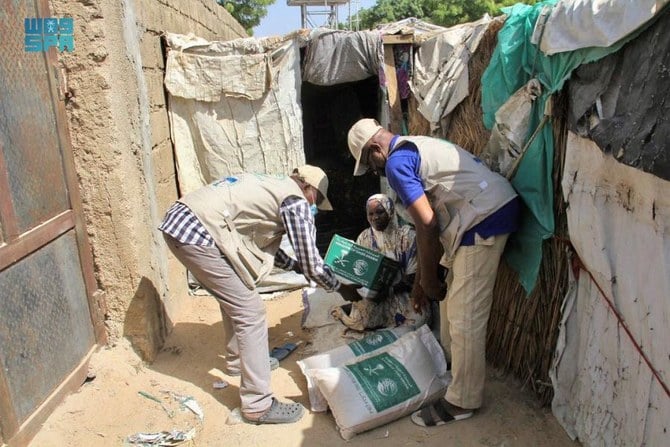 KSRelief delivered 1,432 food baskets to displaced people in the Asheri camp in Nigeria’s Maiduguri. (SPA)
