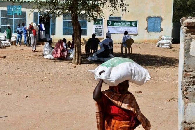 KSRelief distributed 500 food baskets in Al-Malha locality in Sudan’s North Darfur. (SPA)