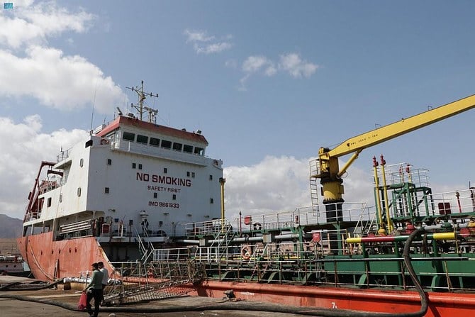 The Saudi Development and Reconstruction Program for Yemen delivers new batch of oil derivatives to Al-Mahra. (SPA)