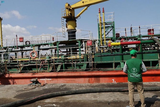The Saudi Development and Reconstruction Program for Yemen delivers new batch of oil derivatives to Al-Mahra. (SPA)