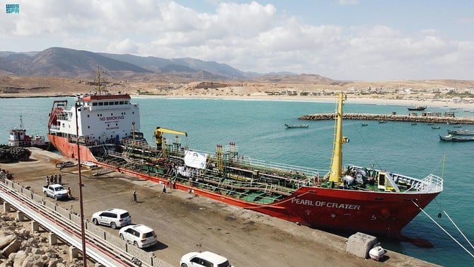 The Saudi Development and Reconstruction Program for Yemen delivers new batch of oil derivatives to Al-Mahra. (SPA)