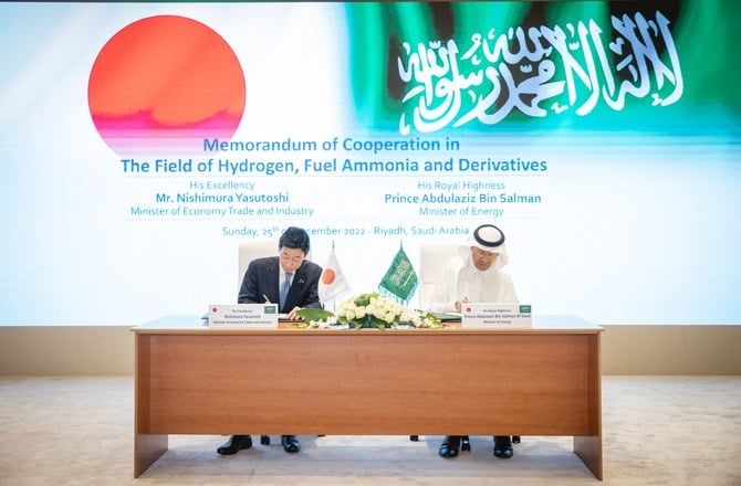 Saudi Energy Minister Prince Abdulaziz bin Salman and Japanese Industry Minister Yasutoshi Nishimura sign the agreement. (Twitter/@MoEnergy_Saudi)