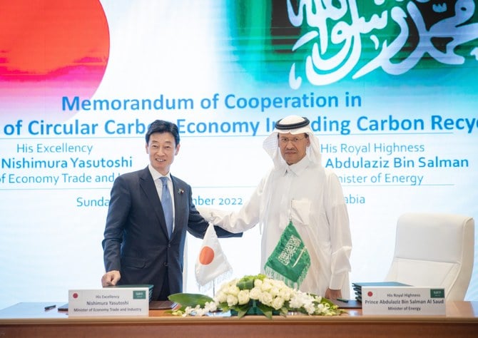 Saudi Energy Minister Prince Abdulaziz bin Salman and Japanese Industry Minister Yasutoshi Nishimura sign the agreement. (Twitter/@MoEnergy_Saudi)