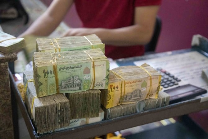 Yemeni riyal banknotes are seen at a currency exchange office in the Yemeni city of Taiz. (File/AFP)