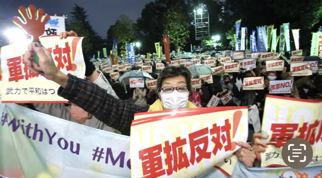 Around 1,500 people rallied in Tokyo on Thursday against increases in the military budget and defense programs planned by the government. (ANJ/Pierre)