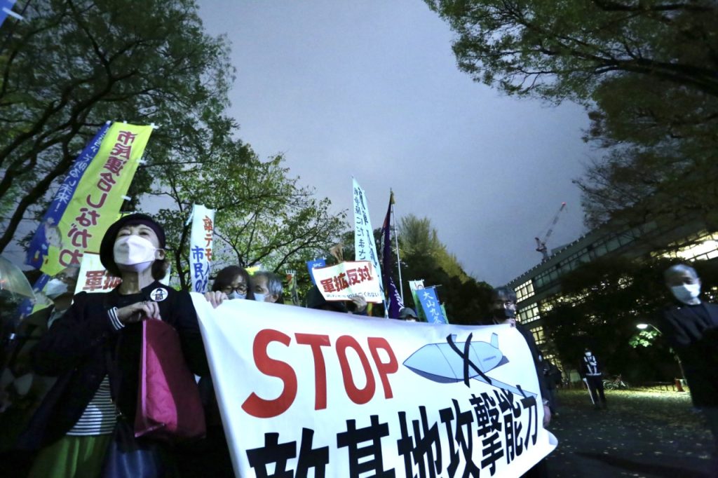 Around 1,500 people rallied in Tokyo on Thursday against increases in the military budget and defense programs planned by the government. (ANJ/Pierre)