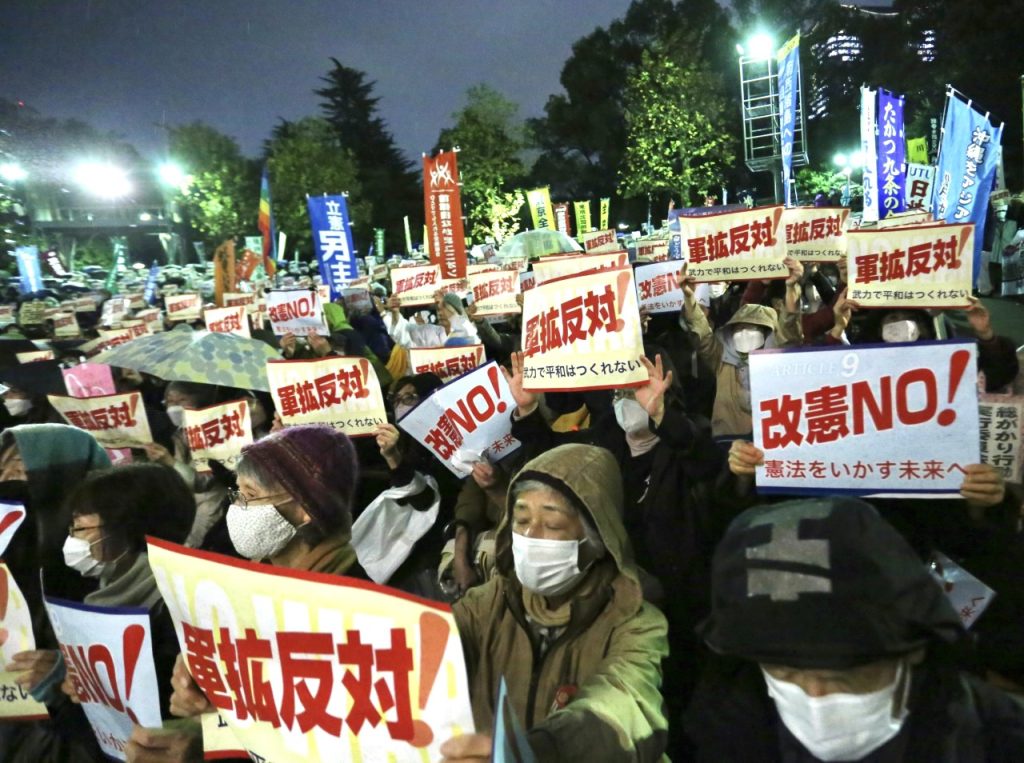 Around 1,500 people rallied in Tokyo on Thursday against increases in the military budget and defense programs planned by the government. (ANJ/Pierre)