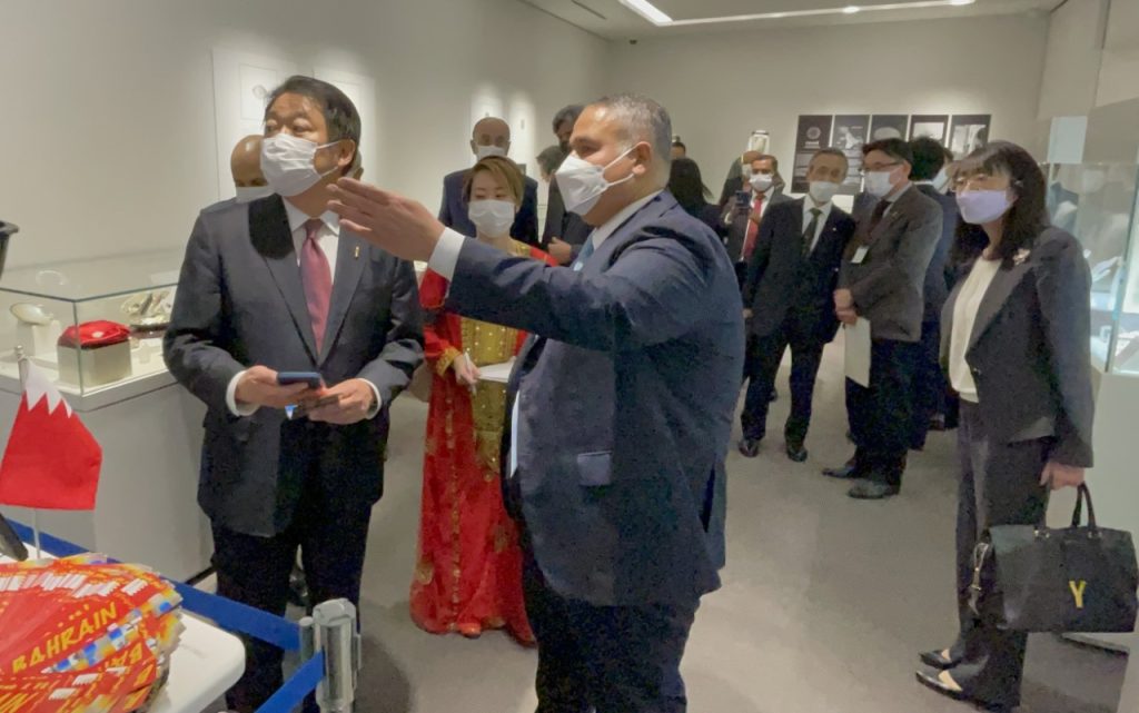 An exhibition of Bahraini pearl jewelry was formerly opened by Yamanashi Prefecture Governor NAGASAKI Kotaro and Bahrain Ambassador to Japan Ahmed Mohammed Al-Dosari, to mark 50 years of diplomatic relations between Japan and the Kingdom of Bahrain. (ANJ)