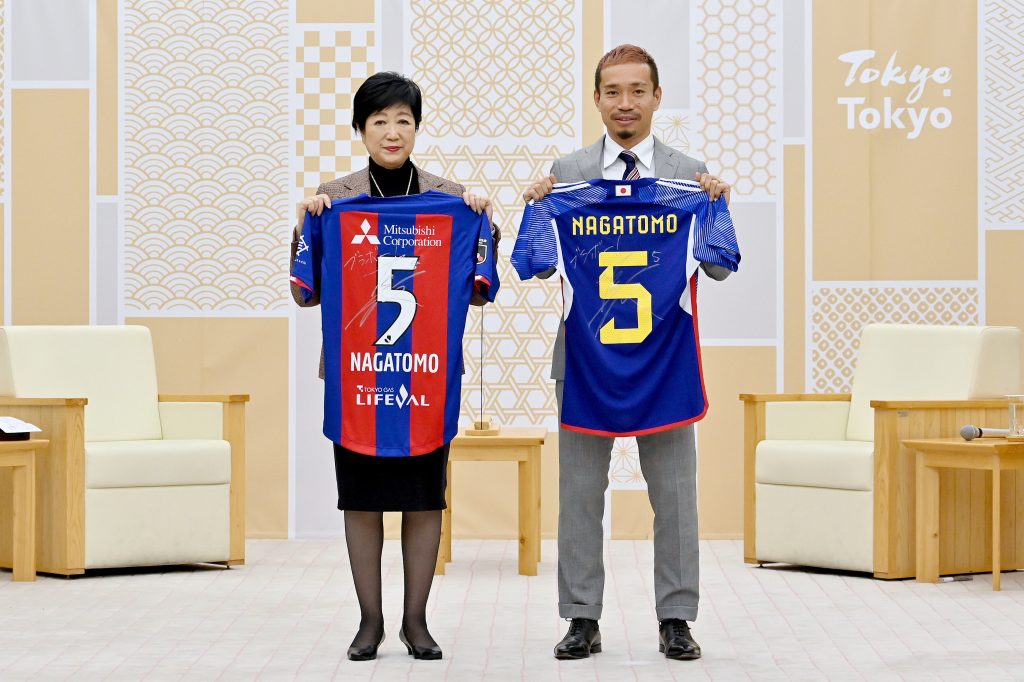 Veteran Japan fullback NAGATOMO Yuto paid a courtesy visit to Tokyo Governor KOIKE Yuriko. (TMG)
