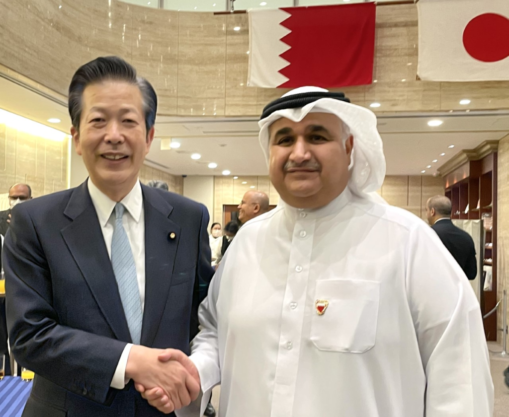 Bahrain Ambassador Aldoseri and Komeito Party representative YAMAGUCHI, and with Arab ambassadors. (ANJ)