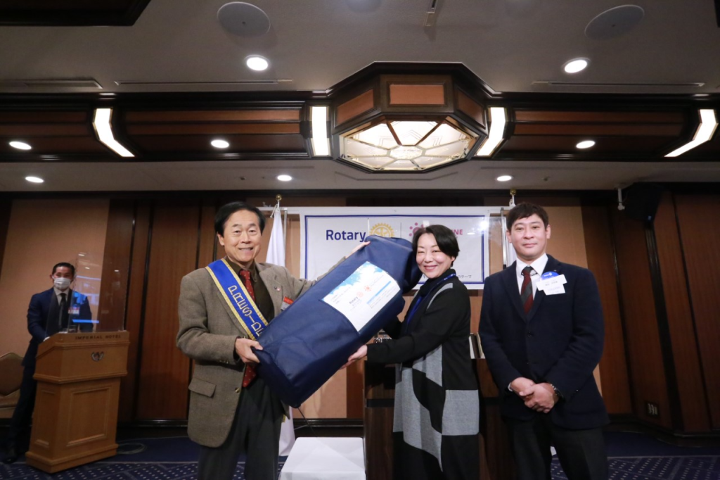 The Tokyo Central New Rotary Club held a presentation ceremony Monday at their regular meeting place, the Imperial Hotel in Chiyoda Ward, Tokyo, in order to donate 20 mattresses for “Keep Moms Smiling,” a non-profit organization that supports families accompanying hospitalized children.