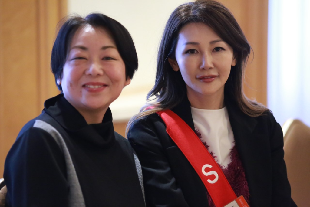 The Tokyo Central New Rotary Club held a presentation ceremony Monday at their regular meeting place, the Imperial Hotel in Chiyoda Ward, Tokyo, in order to donate 20 mattresses for “Keep Moms Smiling,” a non-profit organization that supports families accompanying hospitalized children.