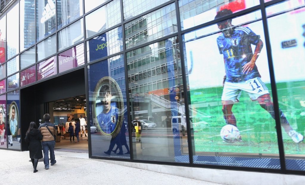 In the lively district of Shibuya, the hub for football fans, sadness and shock prevailed as Japan's national football team lost against the Croatian team and was eliminated from the competition. (ANJ)