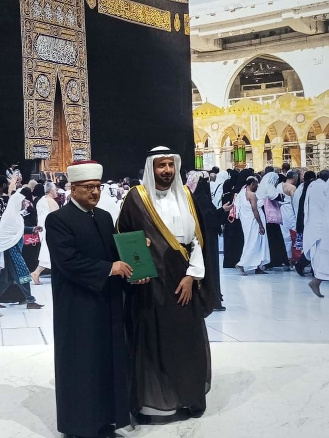 Palestinian Minister of Awqaf and Religious Affairs Hatem Al-Bakri and Saudi Minister of pilgrims, Tawfiq Al-Rabiah, with the signed documents at Makkah’s Grand Mosque. (Supplied)