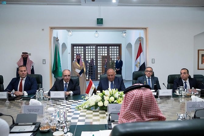 Saudi Foreign Minister Prince Faisal bin Farhan and his Egyptian counterpart Sameh Shoukry chair a meeting in Riyadh. (SPA)