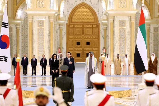 UAE's President Sheikh Mohamed bin Zayed Al-Nahyan (R) walks alongside South Korea's President Yoon Suk-yeol and his wife Kim Keon-hee (L) during a welcome ceremony at the royal palace in Abu Dhabi, on January 15, 2023. (AFP)