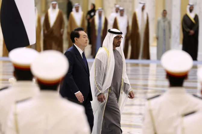 UAE's President Sheikh Mohamed bin Zayed Al-Nahyan (R) walks alongside South Korea's President Yoon Suk-yeol during a welcome ceremony at the royal palace in Abu Dhabi, on January 15, 2023. (AFP)