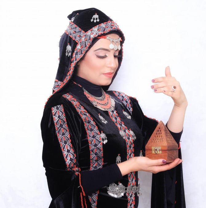 Fatima Muthanna, a Yemeni musician, posed for photographs donning traditional Yemeni attire as part of an internet campaign to challenge the Houthi dress code that permits women to wear all-black and loose-fitting abayas. (Fatima Muthanna Facebook page)