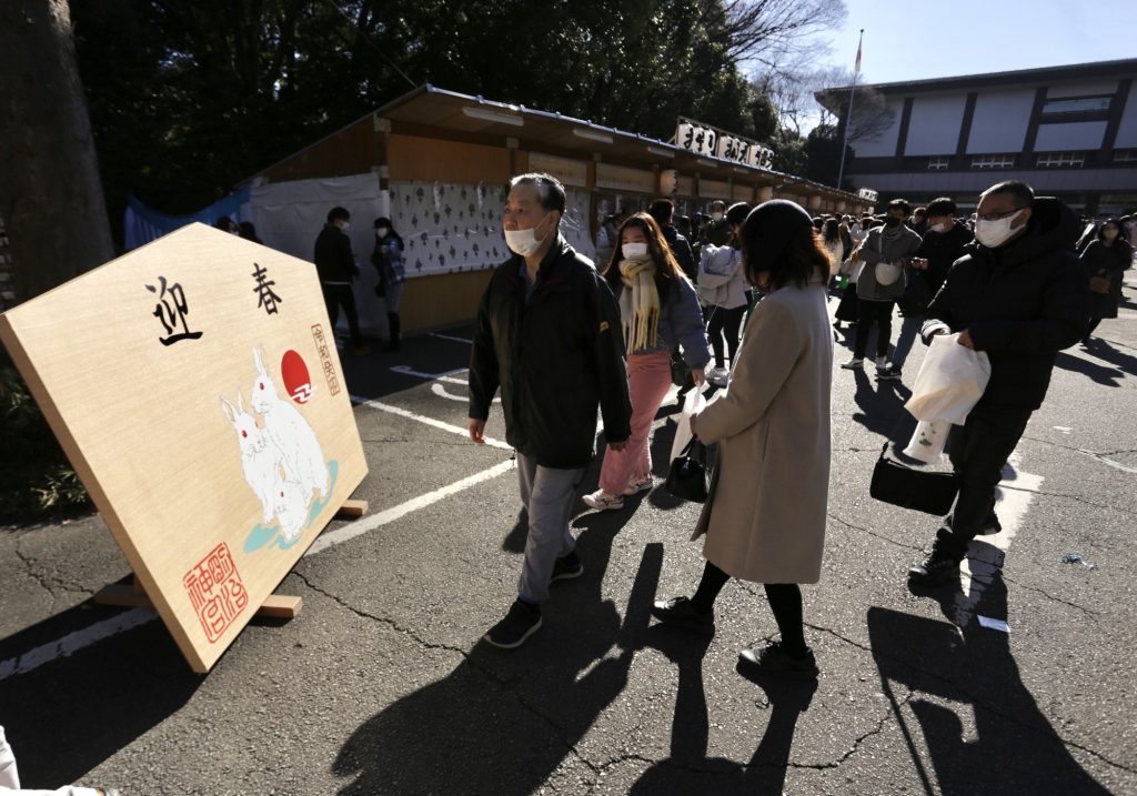 After offering prayers in front of the altar at Meiji Jingu Shrine, many people bought amulets and protective charms for a safe and prosperous year. (ANJ)