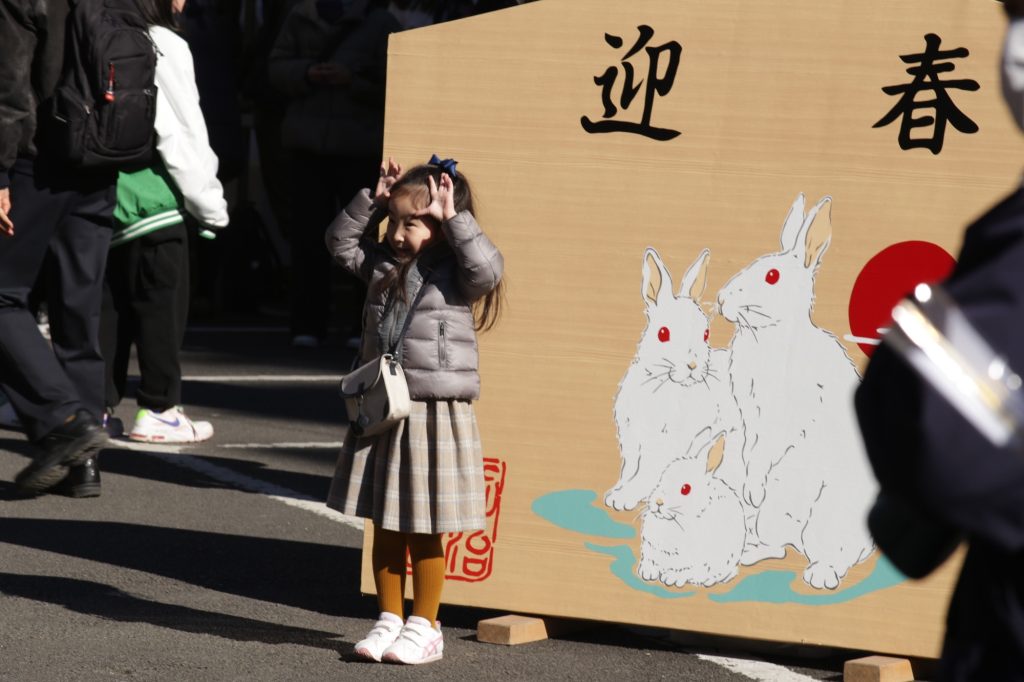 After offering prayers in front of the altar at Meiji Jingu Shrine, many people bought amulets and protective charms for a safe and prosperous year. (ANJ)