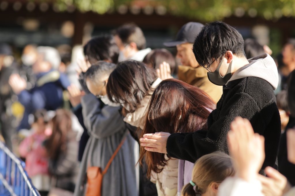 After offering prayers in front of the altar at Meiji Jingu Shrine, many people bought amulets and protective charms for a safe and prosperous year. (ANJ)