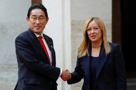 Italian Prime Minister Giorgia Meloni welcomes Japanese Prime Minister Fumio Kishida at Chigi Palace, in Rome, Italy, January 10, 2023. (Reuters)