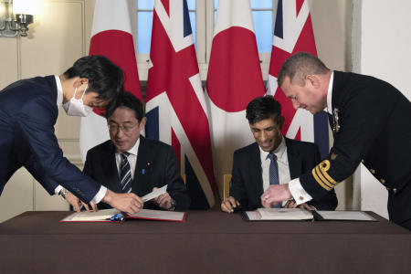 Britain's Prime Minister Rishi Sunak (centre right), and Japan's Prime Minister KISHIDA Fumio sign a defense agreement during a bilateral meeting at the Tower of London, Wednesday, Jan. 11, 2023. (AP)