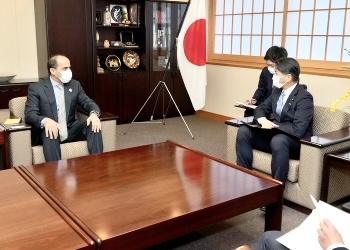 Japan's State Minister for Foreign Affairs Kenji Yamada received a courtesy call from Shihab Al Faheem, Ambassador of the United Arab Emirates on January 10. (MOFA)