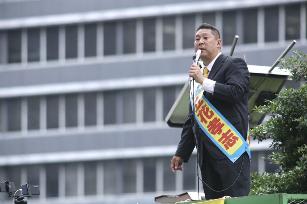 File photo of TACHIBANA Takashi, leader of the “Party to Protect the People from NHK” speaking at an election campaign rally last July. (ANJ/ Pierre Boutier) 