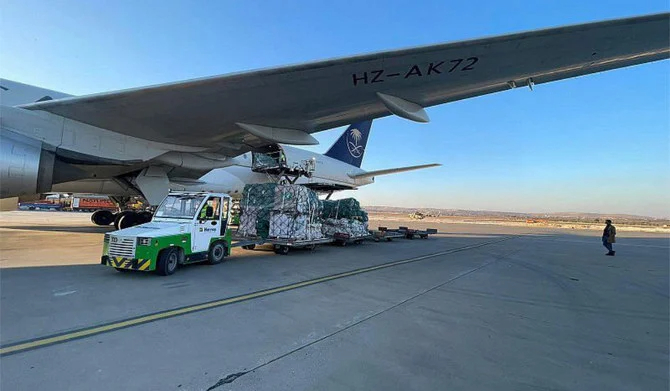 Saudi Arabia’s 12th relief plane arrived at Gaziantep Airport in Turkiye, carrying 75 tons of food baskets and medical supplies. (SPA)