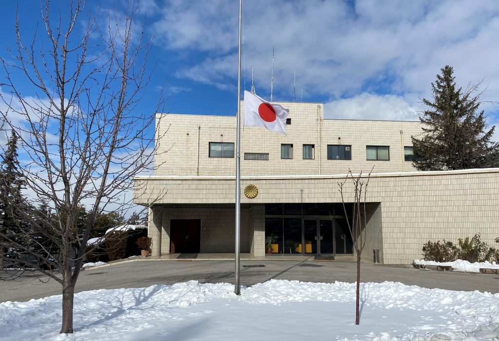The Japanese Embassy in Turkiye lowered the flag at half-mast to commemorate lives lost in Turkiye and Syria on Feb. 8. (Twitter/@JaponyaBE)