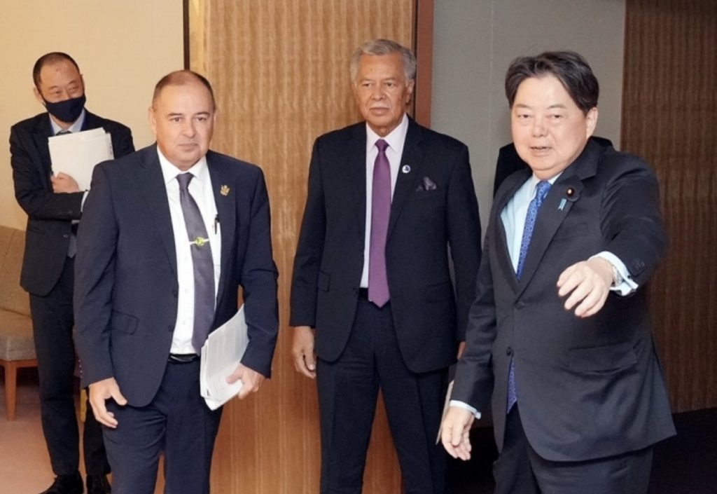 Japan’s Foreign Minister HAYASHI Yoshimasa met with a delegation of the Pacific Islands Forum. (Picture courtesy: MOFA)