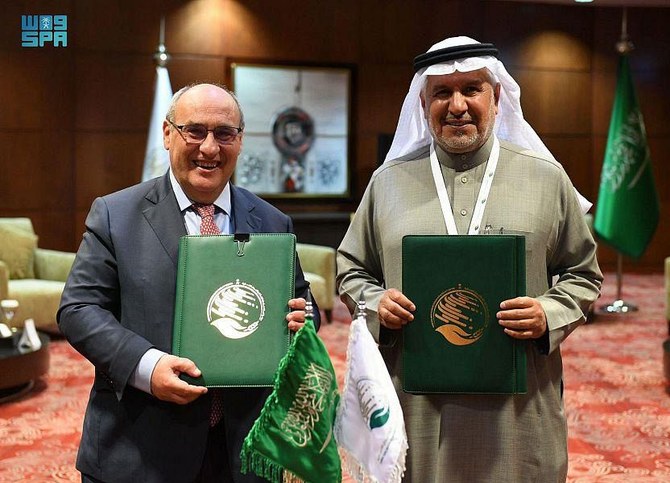 KSrelief Supervisor General Dr. Abdullah Al-Rabeeah signed a cooperation agreement with the director general of the IOM, Antonio Vitorino. (SPA)