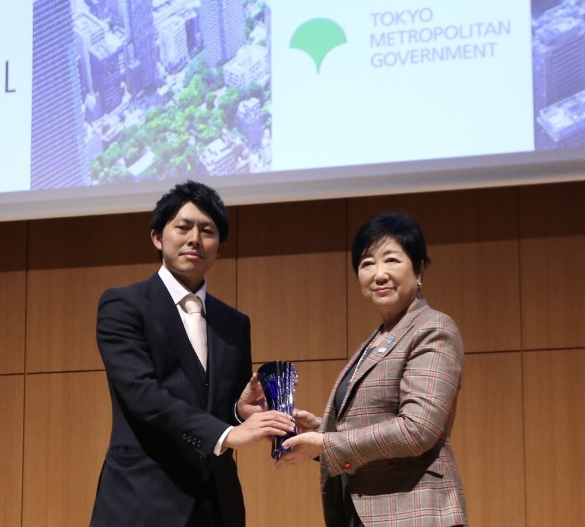 KOIKE Yuriko, the Governor of Tokyo, presented the Tokyo Financial Award trophies to innovative start-ups on Monday. (ANJ/ Pierre Boutier)