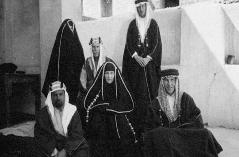 British Princess Alice Countess of Athlone in Bisht. She is wearing Moassama abaya is made of sheep’s wool and decorated with zari (buttons) and Ama'iI (Braids). It surrounds the head and shoulders, hanging from the front two sides of the controls, and each side is made of circles and ends with button threads without braids (Kshakeesh). 