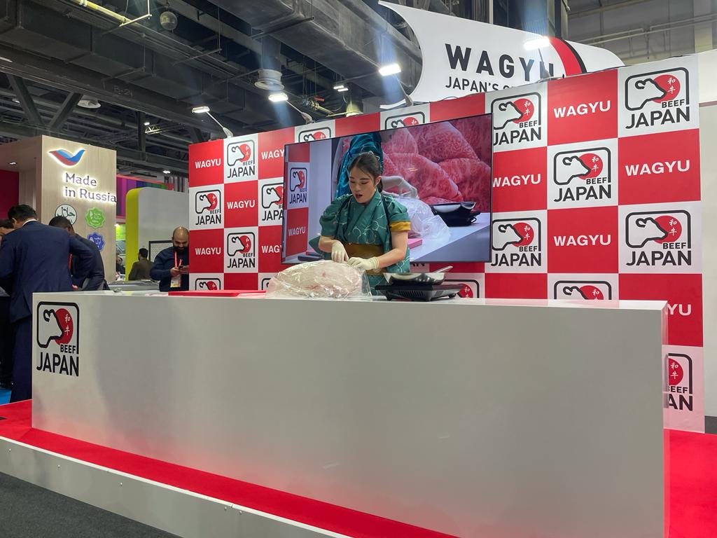 Wagyu Kimono Butcher WATANABE Marika demonstrated the beef cutting, while telling the tale of how she became one of the only female butchers in Japan. (ANJ Photo)