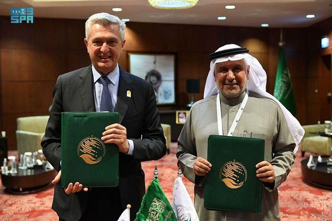 KSrelief Supervisor General Dr. Abdullah Al-Rabeeah and the UNHCR’s Filippo Grandi pose on the sidelines of the third Riyadh International Humanitarian Forum. (SPA)