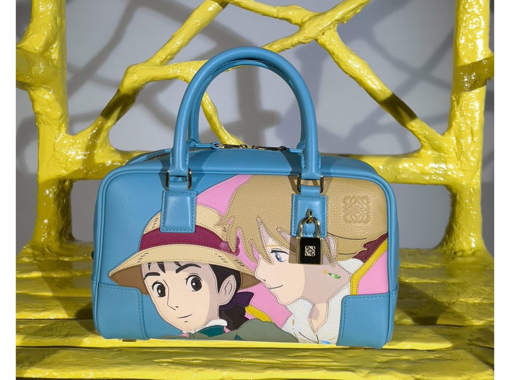  “Loewe x Howl’s Moving Castle” it’s the third and final collaboration between the Spanish luxury fashion company and the famous Japanese animation studio.