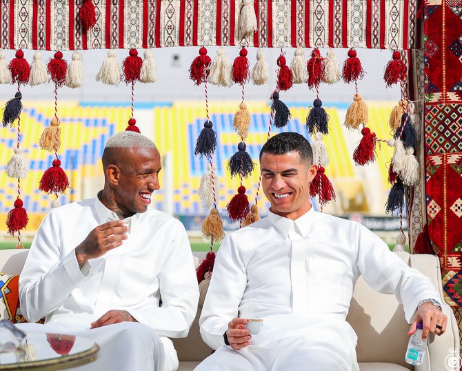 Portuguese superstar Cristiano Ronaldo celebrates Founding Day wearing traditional Saudi attire with his Al-Nassr teammates. (@AlNassrFC)