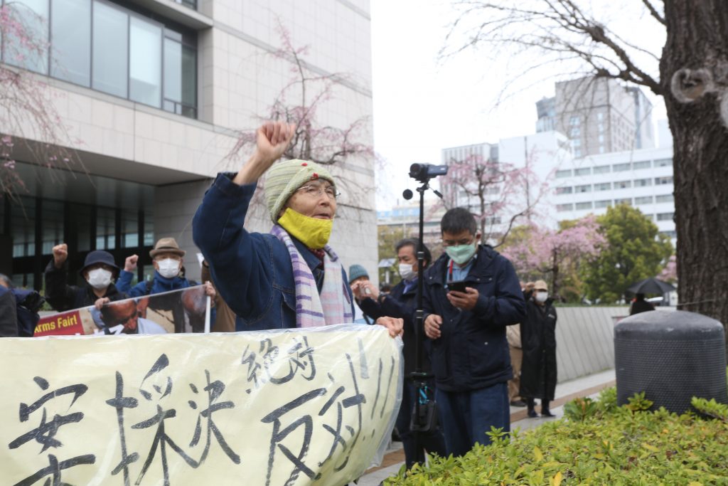 Japanese protestors gathered in front of parliament on March 28. (ANJ)