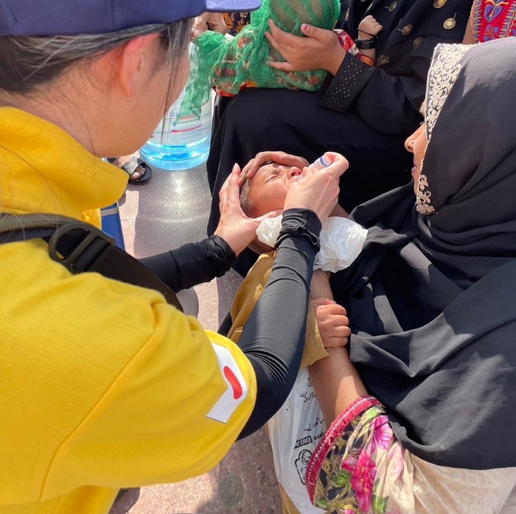 MARUI Junko of the Rotary Foundation administers a polio vaccination shot to Pakistani infants. (ANJ) 