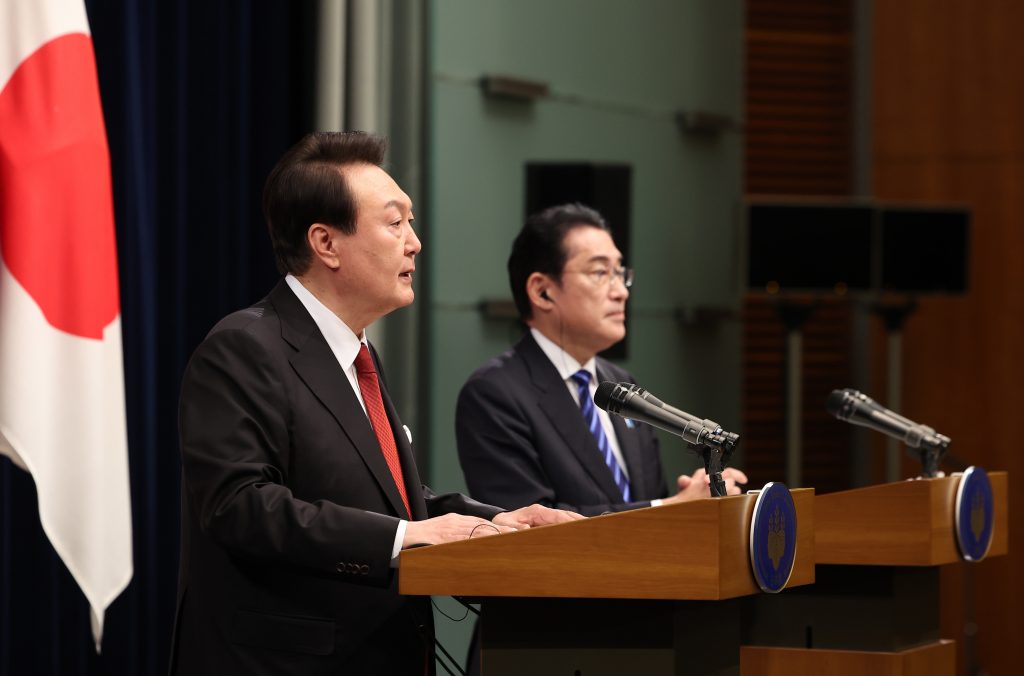 South Korean President Yoon Suk Yeol (L) speaks during a joint news conference with Japanese Prime Minister Fumio Kishida after their summit in Tokyo, Japan, 16 March 2023. (File photo/EPA)