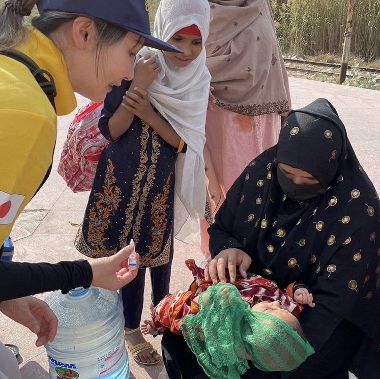 MARUI Junko of the Rotary Foundation administers a polio vaccination shot to Pakistani infants. (ANJ)