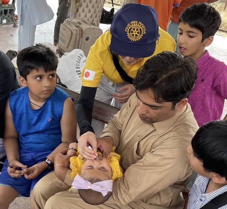 MARUI Junko of the Rotary Foundation administers a polio vaccination shot to Pakistani infants. (ANJ)