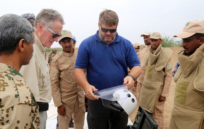 Head of the UN mission to support the Hodeida Agreement (UNMHA) Major General Michael Berry, 2nd left, meets with members of a demining team in Hodeidah province, Mar. 13, 2023. (AFP)