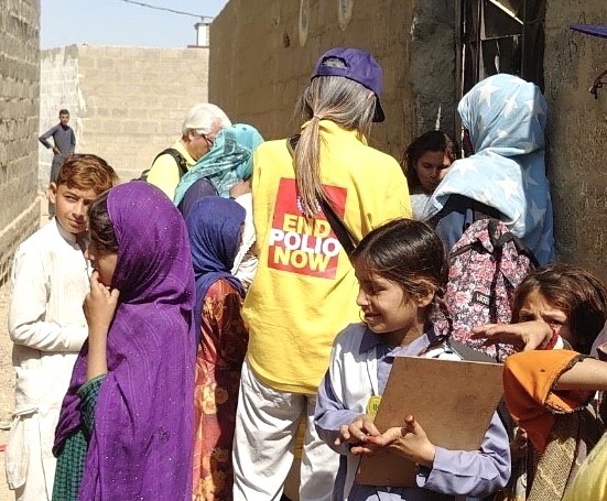 MARUI Junko of the Rotary Foundation administers a polio vaccination shot to Pakistani infants. (ANJ)
