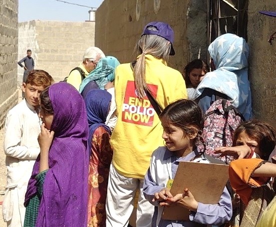 MARUI Junko of the Rotary Foundation administers a polio vaccination shot to Pakistani infants. (ANJ) 