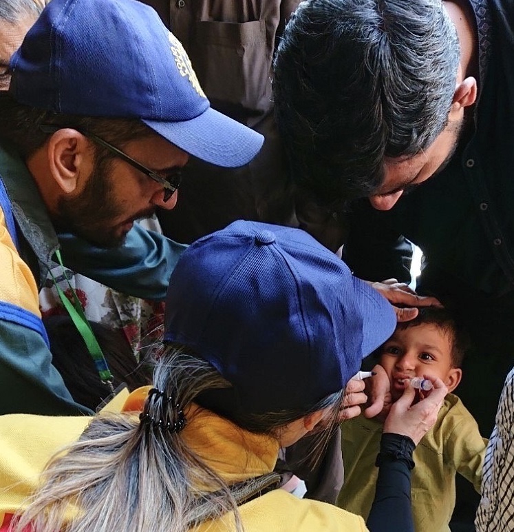 MARUI Junko of the Rotary Foundation administers a polio vaccination shot to Pakistani infants. (ANJ)