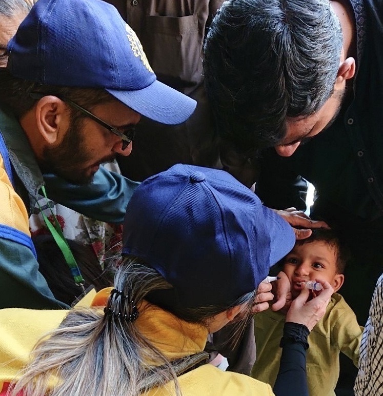 MARUI Junko of the Rotary Foundation administers a polio vaccination shot to Pakistani infants. (ANJ) 